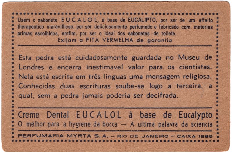 Verso da estampa Eucalol sobre a Pedra de Rosetta onde se lê propagandas dos produtos Eucalol e o texto principal: "Esta pedra está cuidadosamente guardada no Museu de Londres e encerra inestimável valor para os cientistas. Nela está escrita em três línguas uma mensagem religiosa. Conhecidas duas escrituras soube-se logo a terceira, a qual, sem a pedra jamais poderia ser decifrada."