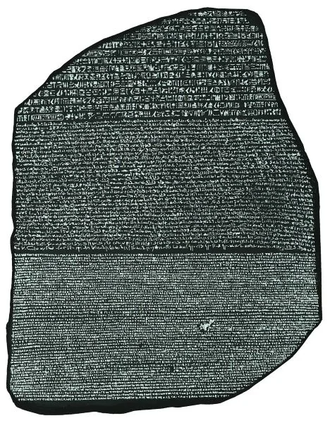 Texto da Pedra de Rosetta em branco com fundo preto, redigido em três idiomas: hieróglifos, demótico e grego antigo.